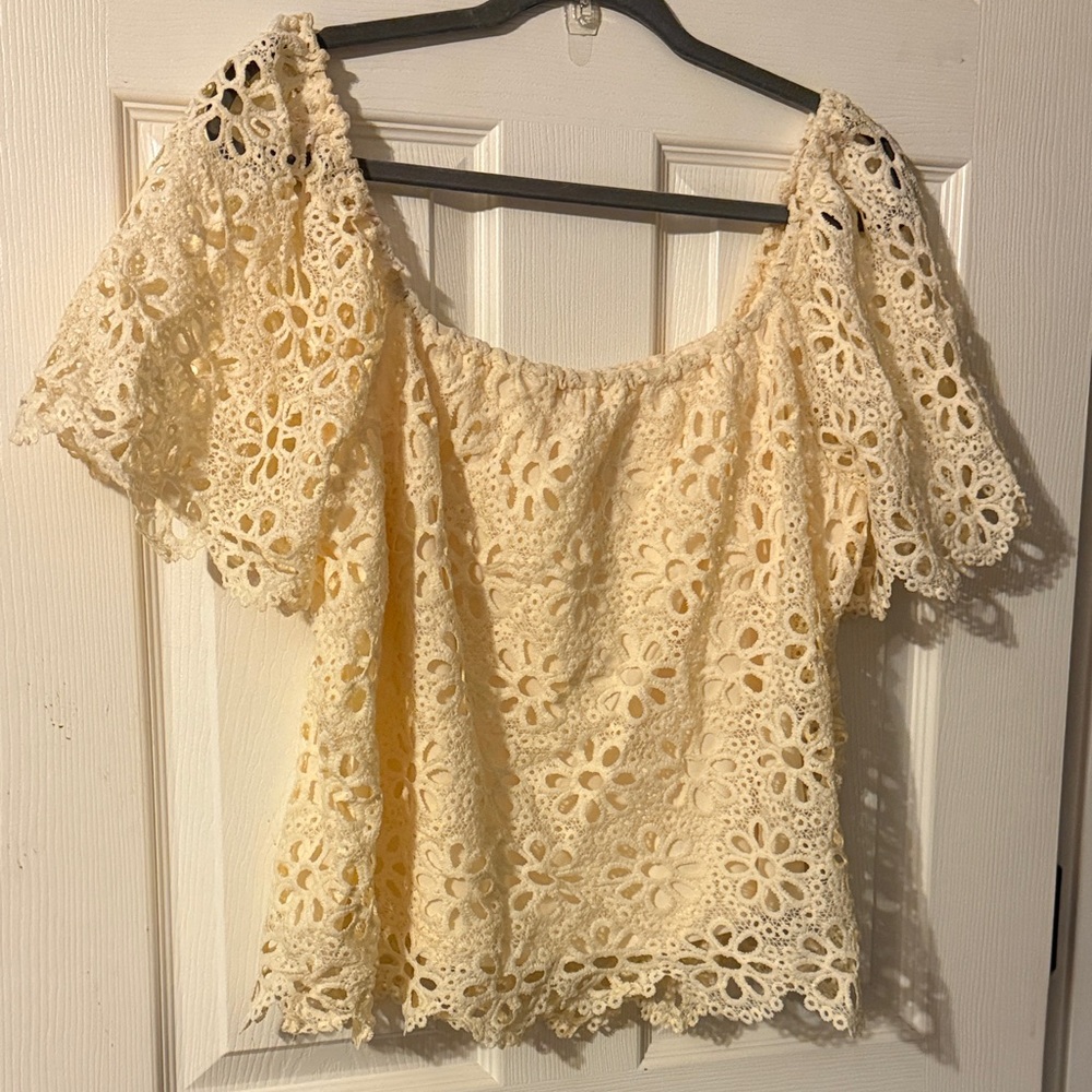 Chic Lace Off-Shoulder Blouse in Cream